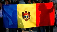 Die Flagge der Republik Moldau zeigt das Landeswappen mit Adler und Stier.
