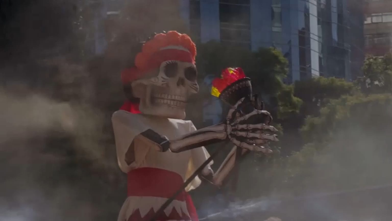 Schraurig schöne Figuren waren Teil der Parade zum Tag der Toten in Mexiko.