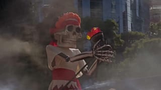 Schraurig schöne Figuren waren Teil der Parade zum Tag der Toten in Mexiko.