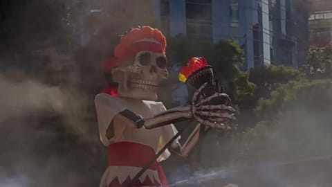Schraurig schöne Figuren waren Teil der Parade zum Tag der Toten in Mexiko.