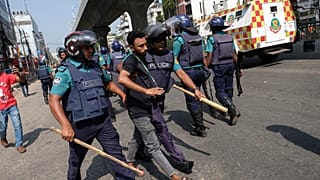 Dakka Büyükşehir Polisi daha önce geçen cumartesi gününden bu yana 2 bin 100'den fazla kişiyi şiddet suçlamasıyla gözaltına alındığını açıklamıştı
