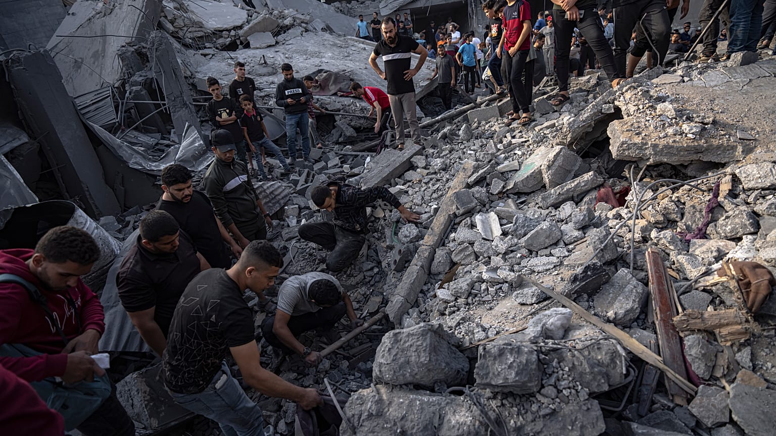 فلسطينيون يبحثون عن ناجين من القصف الإسرائيلي على مخيم المغازي للاجئين بقطاع غزة، الأحد 5 نوفمبر/تشرين الثاني 2023
