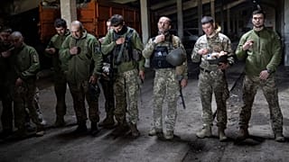 A munkácsi 128-as dandár katonái ortodox misén a front közelében 2022 áprilisában