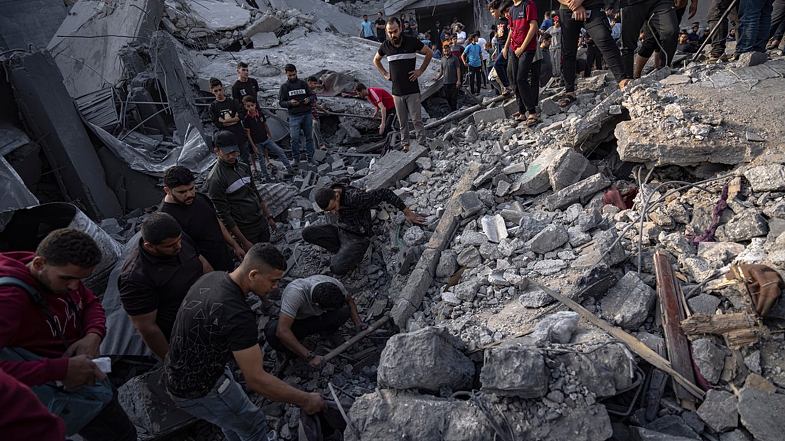 La aviación israelí atacó un campo de refugiados en el centro de la Franja de Gaza, matando a decenas de personas