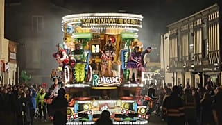 Bunte Wagen beim Guy Fawkes Carnival in Bridgwater.