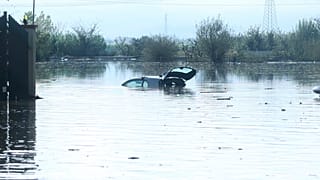 Un coche sumergido en el agua tras las fuertes lluvias, en Toscana, Italia, sábado 4 de noviembre de 2023.
