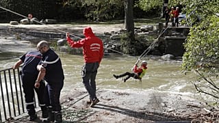 Французские пожарные работают на месте обрушения моста, Корсика, 5 ноября 2023 года.