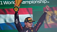 Piloto da Red Bull celebra a vitória