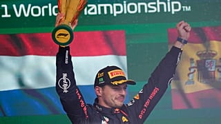 Piloto da Red Bull celebra a vitória