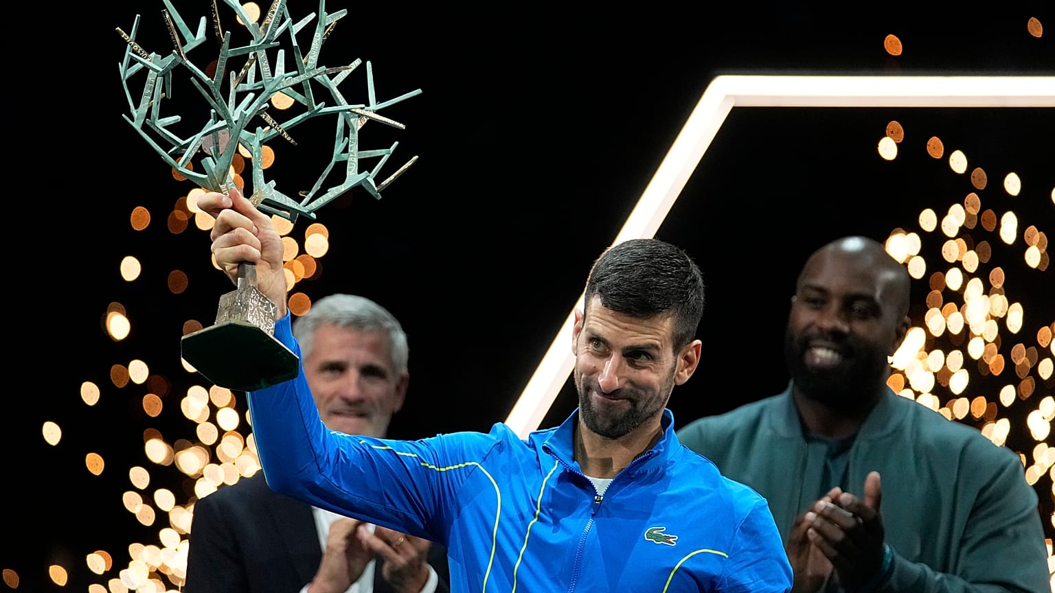 El serbio Novak Djokovic sostiene el trofeo tras ganar el partido final de tenis Masters de París el domingo 5 de noviembre de 2023.