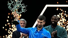  Novak Djokovic bei der Siegerehrung in Paris