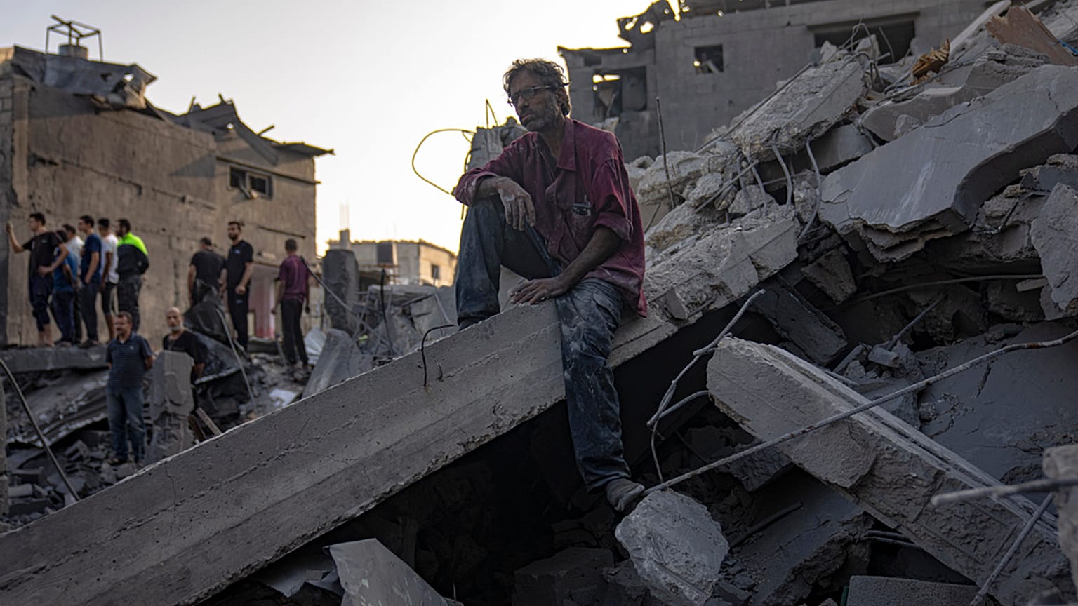 Palestinos buscan supervivientes de un bombardeo israelí en el campo de refugiados de Al Maghazi, en la Franja de Gaza, domingo 5 de noviembre de 2023.