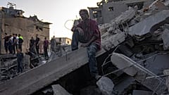 Suche nach Überlebenden nach einem israelischen Luftangriff auf ein Flüchtlingscamp, Gazastreifen, 5. November 2023