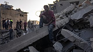 Suche nach Überlebenden nach einem israelischen Luftangriff auf ein Flüchtlingscamp, Gazastreifen, 5. November 2023