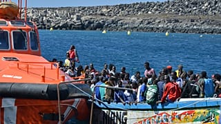 Μετανάστες καταφθάνουν στην Λαμπεντούζα