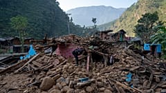 Imagen de una casa destruida por el terremoto registrado en el noroeste de Nepal.
