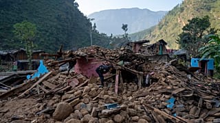 Imagen de una casa destruida por el terremoto registrado en el noroeste de Nepal.