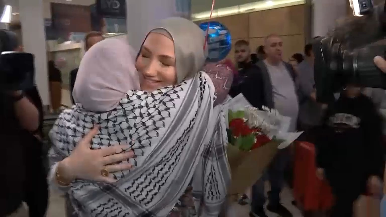 لحظة وصول أستراليين من أصول فلسطينية إلى سيدني الأسترالية