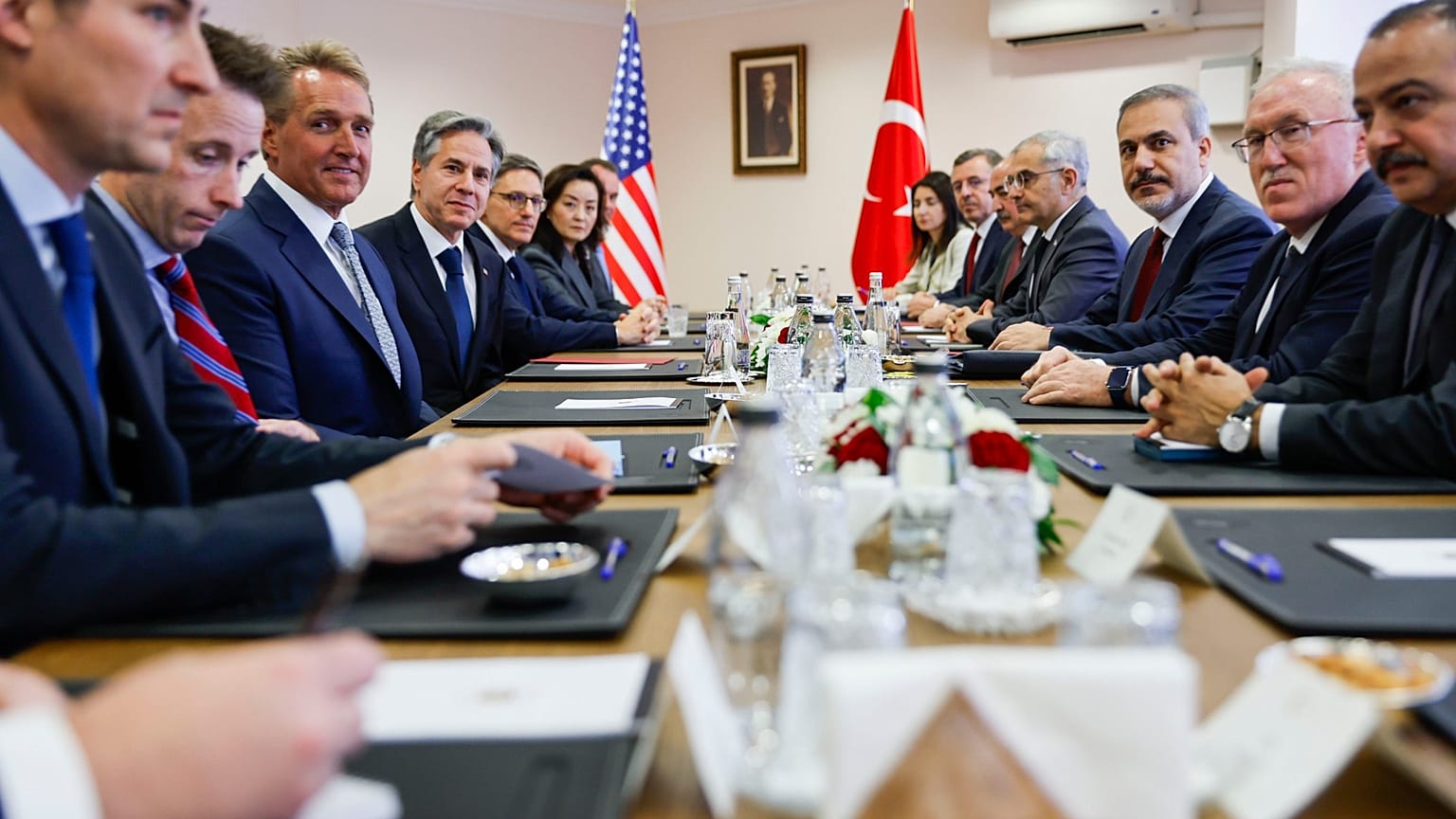 İki bakanın saat 10.38'de başlayan baş başa ve heyetler arası görüşmeleri yaklaşık 2,5 saat sürdü.
