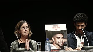 Η μητέρα και ο αδερφός δείχνουν φωτογραφία του απαχθέντος Evyatar David, κατά τη διάρκεια εκδήλωσης συμπαράστασης για τους ομήρους της Χαμάς στο Μέγαρο Μουσικής στην Αθήνα