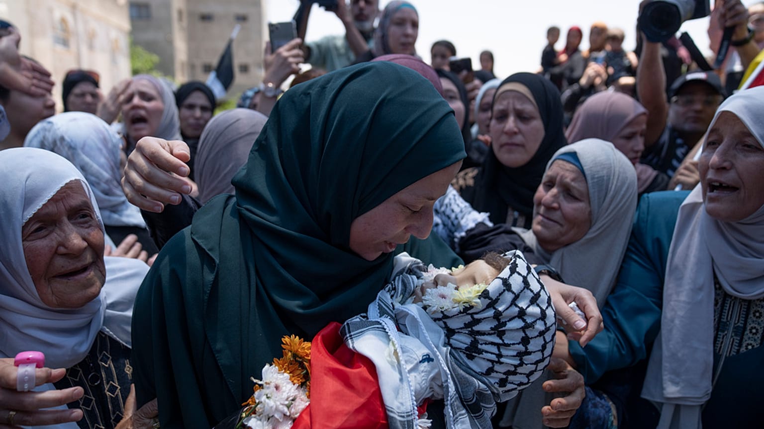 Nicht nur im Gazastreifen ist die humanitäre Lage katastrophal, auch im Westjordanland, wo Ahed Tamimi lebt, ist die Situation der Zivilist:innen besorgniserregend.