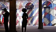 Nő és férfi árnyképe a francia elnöki palota, az Elysées fogadótermében, a 2022 márciusában tartott "Férfi-női egyenlőség a munkában" konferencián