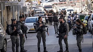 الشرطة تضرب طوقا أمنيا في المنطقة التي وقع فيه الهجوم
