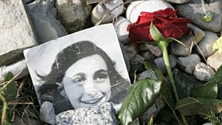 Archív fotó: emlékkő Anne Frank emlékére a bergen-belseni koncentrációs táborban