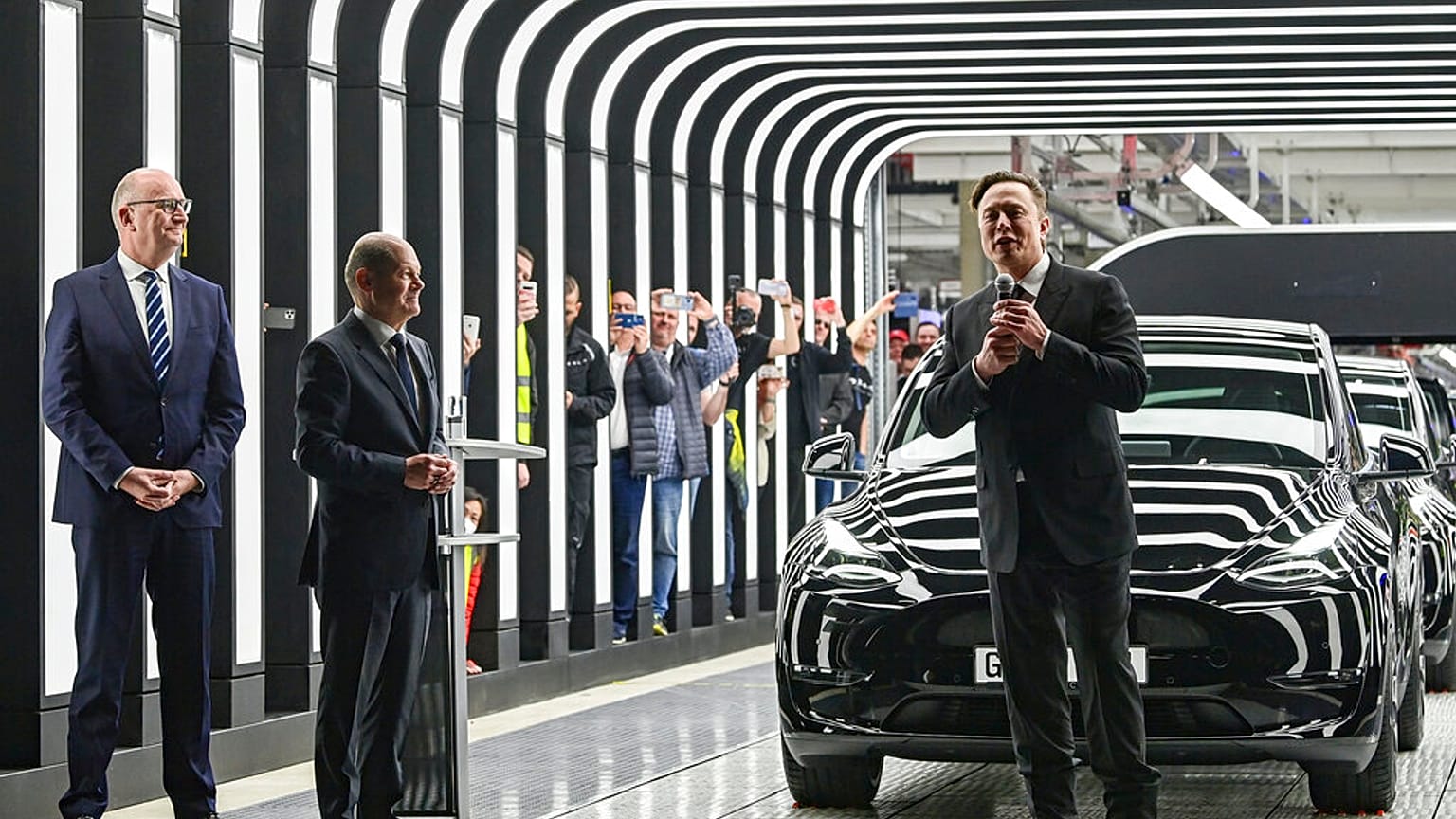 Tesla CEO'su Elon Musk, Almanya Başbakanı Olaf Scholz ile birlikte Gruenheide'deki fabrikanın açılışını 2022'de yapmıştı