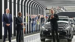 Tesla CEO'su Elon Musk, Almanya Başbakanı Olaf Scholz ile birlikte Gruenheide'deki fabrikanın açılışını 2022'de yapmıştı