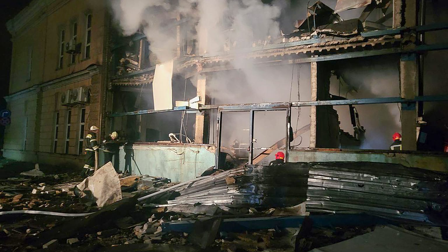 Los servicios de emergencia examinan un lugar impactado por un misil ruso en Odesa.