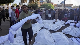 Palestinianos rezam junto aos corpos de familiares - Gaza