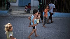 Niños palestinos juegan en una escuela de las Naciones Unidas donde decenas de familias se han refugiado tras huir de sus hogares en Gaza.