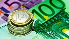 Euro-Münzen auf Euro-Banknoten gestapelt