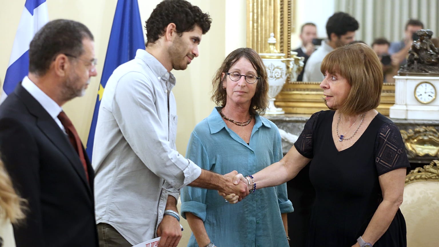 Η Πρόεδρος της Δημοκρατίας Κατερίνα Σακελλαροπούλου (Δ) υποδέχεται μέλη οικογενειών ισραηλινών ομήρων που κρατούνται από τη Χαμάς στη Λωρίδα της Γάζας