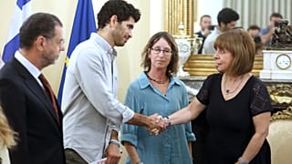 Η Πρόεδρος της Δημοκρατίας Κατερίνα Σακελλαροπούλου (Δ) υποδέχεται μέλη οικογενειών ισραηλινών ομήρων που κρατούνται από τη Χαμάς στη Λωρίδα της Γάζας