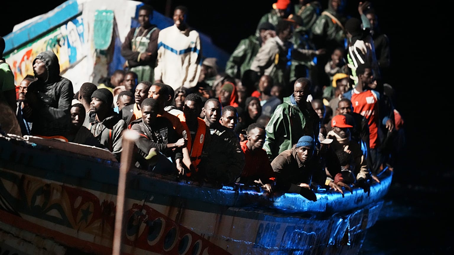 Una patera con decenas de inmigrantes llega a Canarias
