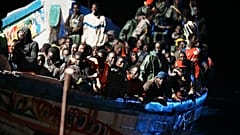 Migranten drängen sich in einem Holzboot, während sie zum Hafen von La Restinga auf der Kanareninsel El Hierro geschleppt werden, 4. November 2023.