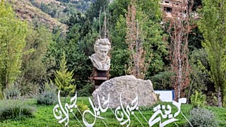 تمثال لوجه جبران خليل جبران في مسقط رأيه في لبنان