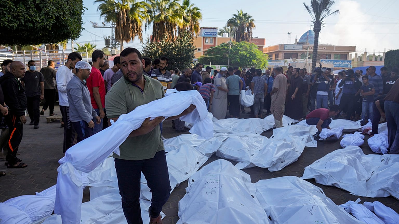 Filistinliler, Deyr el Balah'taki morg önünde İsrail'in Gazze Şeridi'ne yönelik bombardımanında ölen yakınlarının yasını tutuyor.