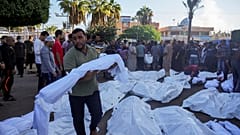 Filistinliler, Deyr el Balah'taki morg önünde İsrail'in Gazze Şeridi'ne yönelik bombardımanında ölen yakınlarının yasını tutuyor.