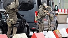 Fuerzas especiales de policía fuertemente armadas se preparan para una operación en el aeropuerto, en Hamburgo, Alemania, el domingo 5 de noviembre de 2023. 