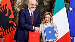 Rama und Meloni nach der Unterzeichnung eines entsprechenden Memorandums in Rom, 6. November 2023 