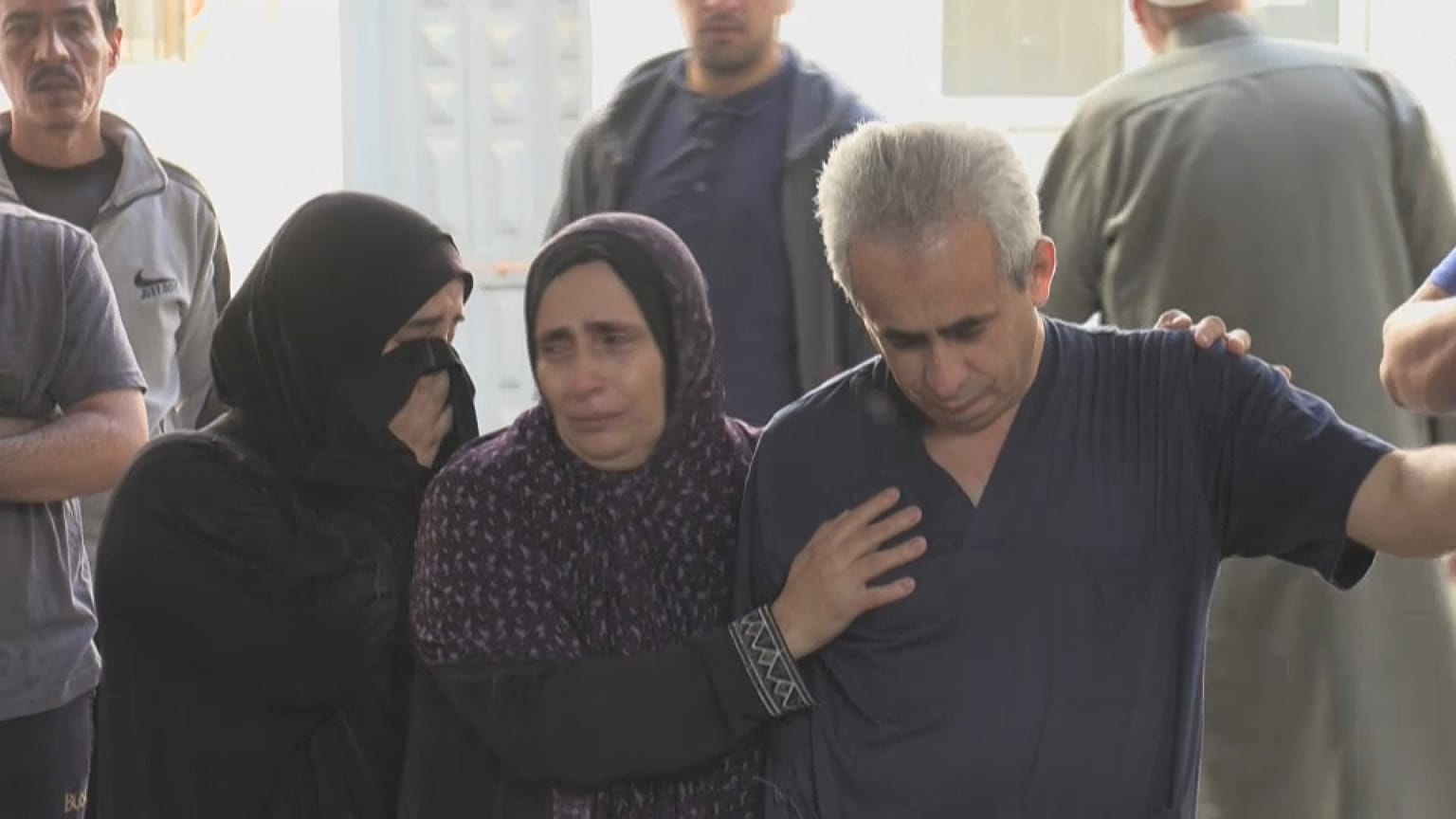 عائلة طلعت برهوم وأقرباؤه يبكون أحباءهم الذين قتلتهم غارة إسرائيلية