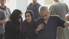 عائلة طلعت برهوم وأقرباؤه يبكون أحباءهم الذين قتلتهم غارة إسرائيلية