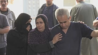 عائلة طلعت برهوم وأقرباؤه يبكون أحباءهم الذين قتلتهم غارة إسرائيلية