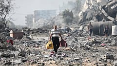 Местные жители на руинах в секторе Газа