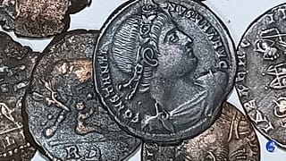 Une photo mise à disposition par le ministre italien de la culture montrant certaines des pièces de bronze anciennes découvertes.