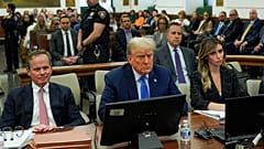 الرئيس الأمريكي السابق دونالد ترامب داخل قاعة المحكمة