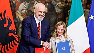 İtalya Başbakanı Giorgia Meloni, ülkesine göç akınının önüne geçmek için Arnavutluk Başbakanı Edi Rama ile  ile mutabakat zaptı imzaladı. 